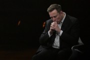 梦见黑鸡特斯拉股价收涨超3%：特朗普无意沟通，马斯克父亲劝儿子低头